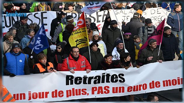 احتجاجاً على قانون التقاعد.. محتجّون فرنسيّون يقطعون الطريق لمطار شارل ديغول 
