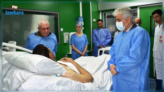 وزير الدفاع يعود العسكري المصاب في انفجار لغم