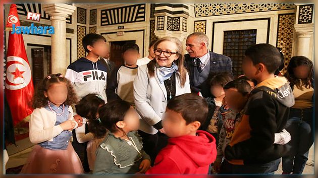 رئيسة الحكومة تستقبل عددا من أطفال قرية قمرت