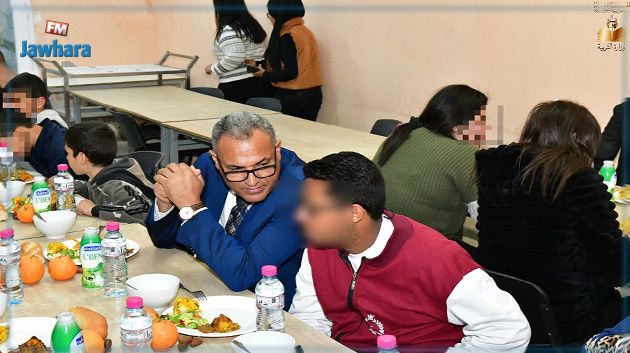 وزير التربية يشارك تلاميذ معهد المكفوفين ببئر القصعة وجبة الإفطار