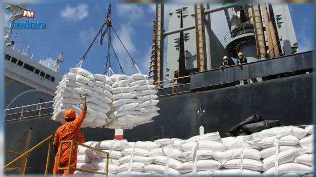صفاقس: تفريغ حمولة باخرة محملة بـ 7700 طن من مادة السكر المورد 
