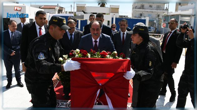 وزير الداخلية يضع إكليلا من الزهور ترحما على أرواح شهداء الأمن الوطني