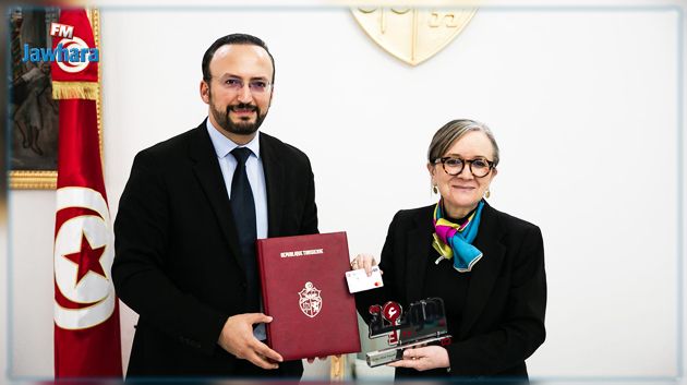 رئيسة الحكومة تتسلم أوّل بطاقة دفع الكتروني 