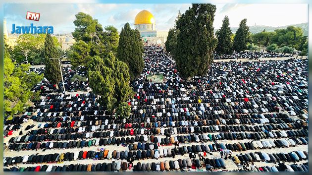 نحو 120 ألفا يؤدون صلاة عيد الفطر بالمسجد الأقصى