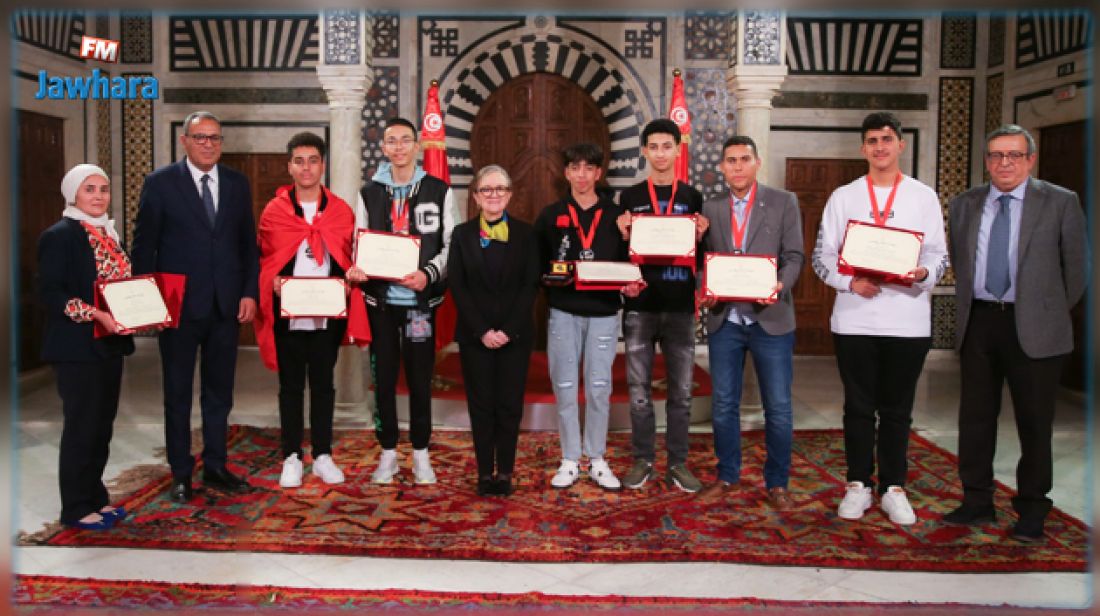 رئيسة الحكومة تستقبل أبطال حفوز بعد مشاركتهم المشرفة في البطولة العالمية للروبوتات رئيسة الحكومة تستقبل أبطال حفوز بعد مشاركتهم المشرفة في البطولة العالمية للروبوتات