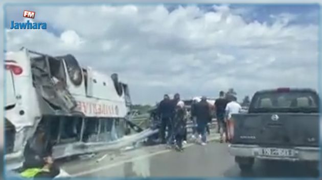 انقلاب حافلة تقل وسطيات الجمعية النسائية بالشابة في كرة اليد (فيديو)