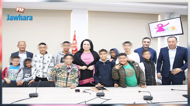 وزيرة المرأة تلتقي أطفال الفيديو الصادم وتتخذ هذا القرار 
