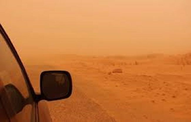 هبوب رياح رملية قوية تحجب الرؤية بهذه الطرقات