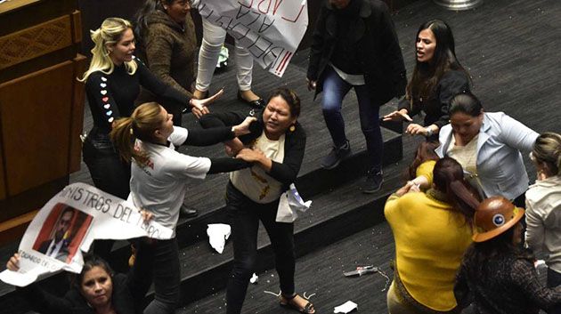 عراك وشدّ شعر تحت قبة برلمان بوليفيا (فيديو)