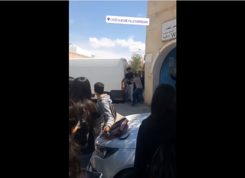إيقاف تلميذ في القيروان بتهمة هضم جانب موظف عمومي: والدته توّجه نداء لرئيس الجمهورية (فيديو)