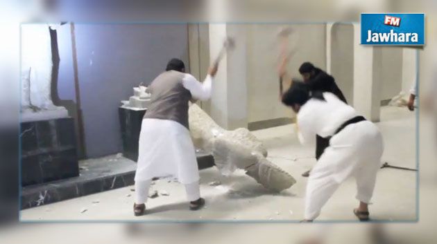 فيديو لداعش يحطم فيه قطعا أثرية بمتحف الموصل 