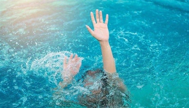 سارعت الأم لانقاذ طفلتها من الغرق.. فماتت غرقا
