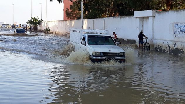 انقطاع حركة المرور بعدد من الطرقات إثر الأمطار الغزيرة