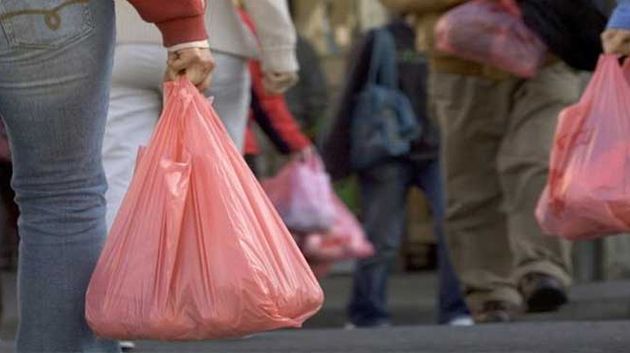 وقفة احتجاجية لمصنّعي البلاستيك أمام مقر وزارة البيئة