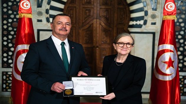 وزير الصحة يسلّم رئيسة الحكومة جائزة منظمة الصحة العالمية لتونس في مجال مكافحة التبغ