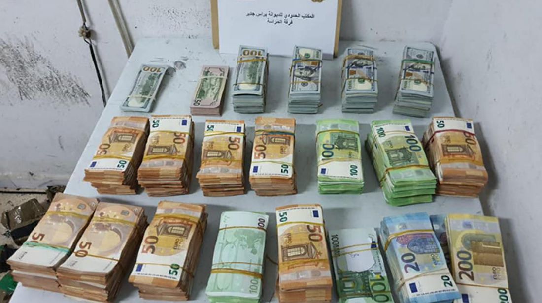 معبر رأس جدير: إحباط محاولة تهريب مبلغ كبير من العملة الأجنبية معبر رأس جدير: إحباط محاولة تهريب مبلغ كبير من العملة الأجنبية