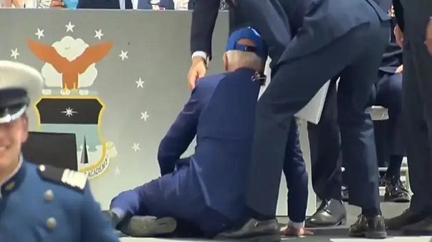 بايدن يفقد توازنه ويسقط على الأرض خلال حفل تخرّج عسكري (فيديو)