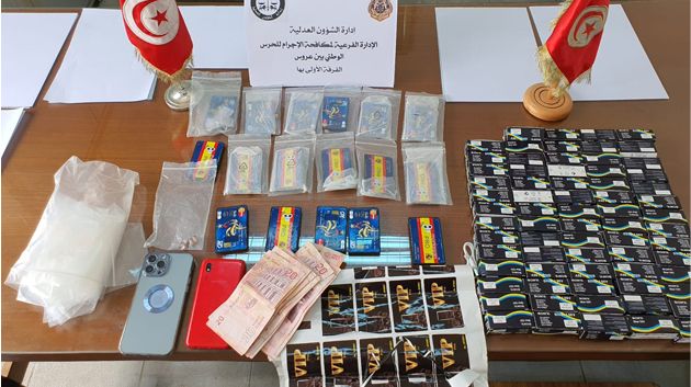 الإطاحة بشبكات تنشط في المتاجرة بأجهزة الغش في الإمتحانات