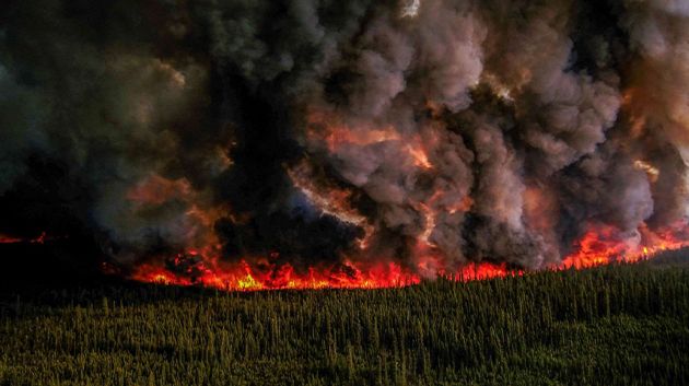 كندا: حرائق الغابات مُستمرّة.. و 11 ألف شخص أجبروا على إخلاء منازلهم