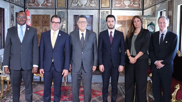  رئيس البرلمان يستقبل وفدا من المعهد الدولي للديمقراطية