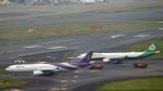 اصطدام طائرتيْن في مطار هانيدا الياباني (فيديو)