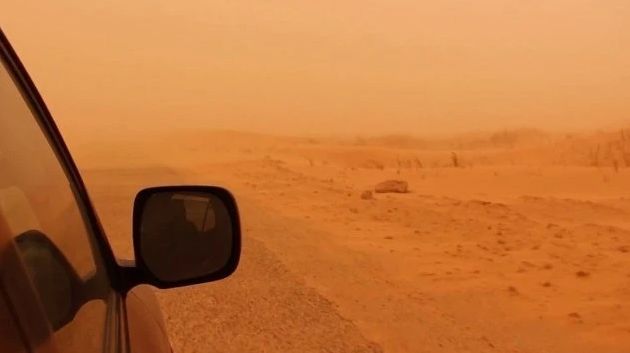 هبوب رياح رملية تحجب الرؤية بولايتي قبلي و توزر