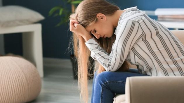 لماذا تشعر النساء بألم الخسارة أكثر من الرجال؟ العلم يُجيب