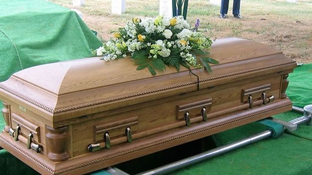 يحدث في الاكوادور.. امرأة تستفيق داخل النعش خلال جنازتها (فيديو)