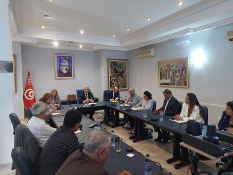 وزير السياحة يدعو الى العمل على استقطاب السائح التونسي