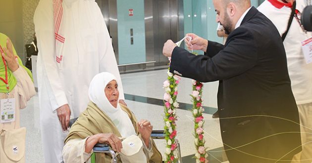 كبيرة الحجّاج.. احتفاء بالحاجة زهرة فور وصولها الى البقاع المقدّسة