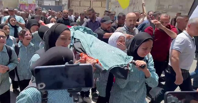 قتلها الاحتلال رميا بالرصاص.. تلميذات يحملن جثمان زميلتهن على أكتافهن في مشهد مؤثّر