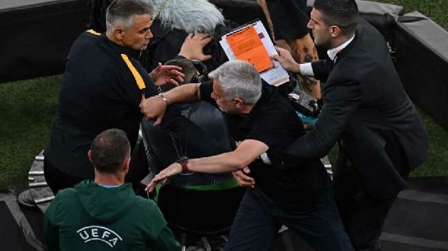 اليويفا يعلن عقوبة مورينيو بعد حادثة الحكم الانقليزي أنتوني تايلور
