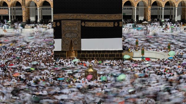 حجاج بيت الله الحرام يؤدون طواف القدوم