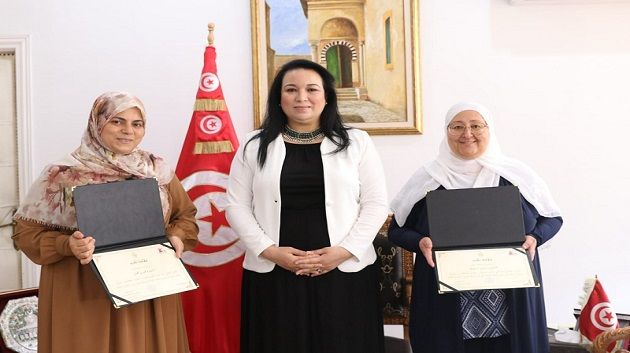 وزيرة المرأة تكرّم السيديتن الأكبر سنّا من بين الناجحات في البكالوريا
