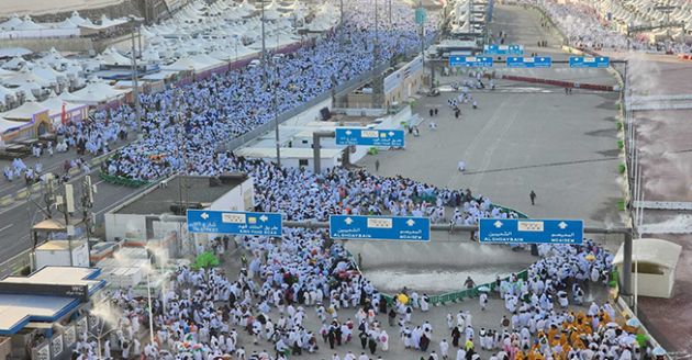 في يوم النحر.. الحجاج يرمون جمرة العقبة ويطوفون بالكعبة