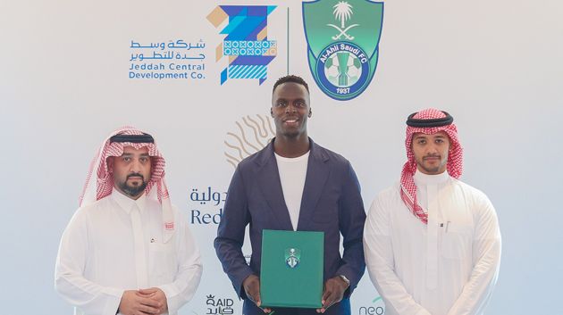 الأهلي السعودي يضم الحارس مندي من تشيلسي