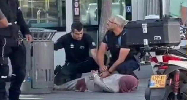 شرطة الاحتلال تطلق النار على امرأة فلسطينية (فيديو)