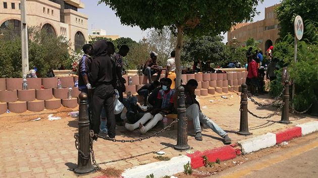 صفاقس: السلط الجهوية والأمنية تتفقد وضع المهاجرين العالقين في ساحة 'رباط المدينة' 