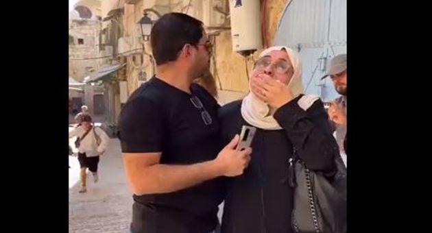 استولى عليه مستوطنون بمساعدة شرطة الاحتلال.. فلسطينية تبكي منزلها بالقدس(فيديو)