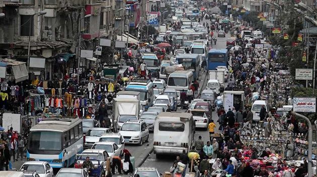 عدد سكان مصر يتجاوز الـ 105 ملايين.. وهذا ترتيبها