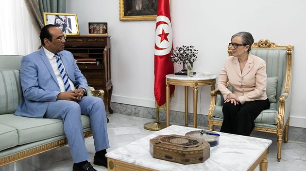 رئيسة الحكومة تُهنّئ وزير الشؤون الدينية بنجاح موسم الحج