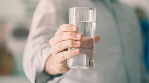 ماهي فوائد شرب الماء على معدة فارغة؟