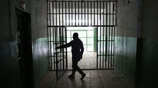 اتهام 10 حراس سجن بتعذيب تونسي في إيطاليا