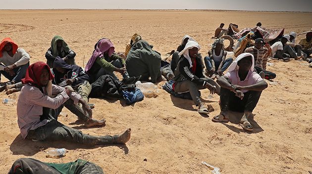 عُثر عليهم في الصحراء.. السلطات الليبية تُنقذ مهاجرين قرب الحدود مع تونس