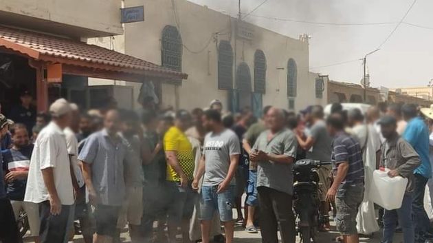 أهالي سيدي بنور والنصايبية ينفّذون وقفة احتجاجية للمطالبة بتوفير الماء الصالح للشرب