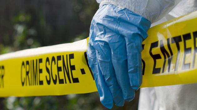 ترك بنتيهما نائمتين بالمنزل.. رجل يقتل زوجته طعناً بآلة حادة