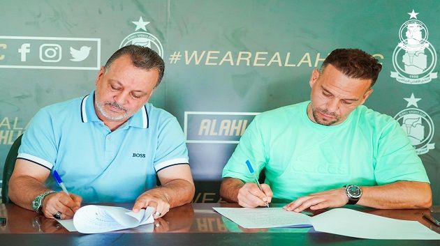 أهلي طرابلس الليبي يجدّد عقد مدربه طارق الجراية