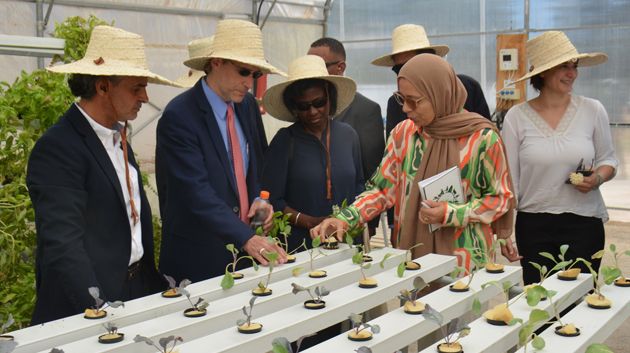 سفير الولايات المتحدة بتونس يزور مشروعاً فلاحياً في شط مريم