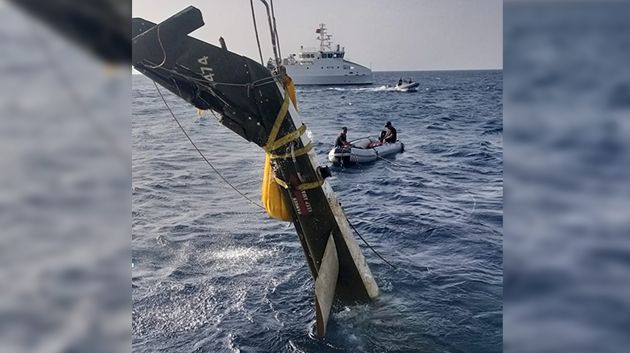 سقطت في جوان الفارط.. وحدات جيش البحر تنتشل حطام مروحية عسكرية