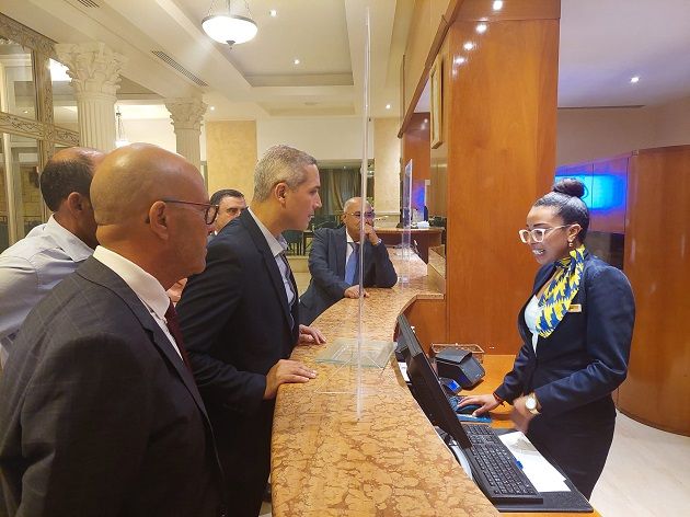   وزير السياحة يشرف على حملة تفقد ليلية لعدد من الوحدات الفندقية بقمرت
